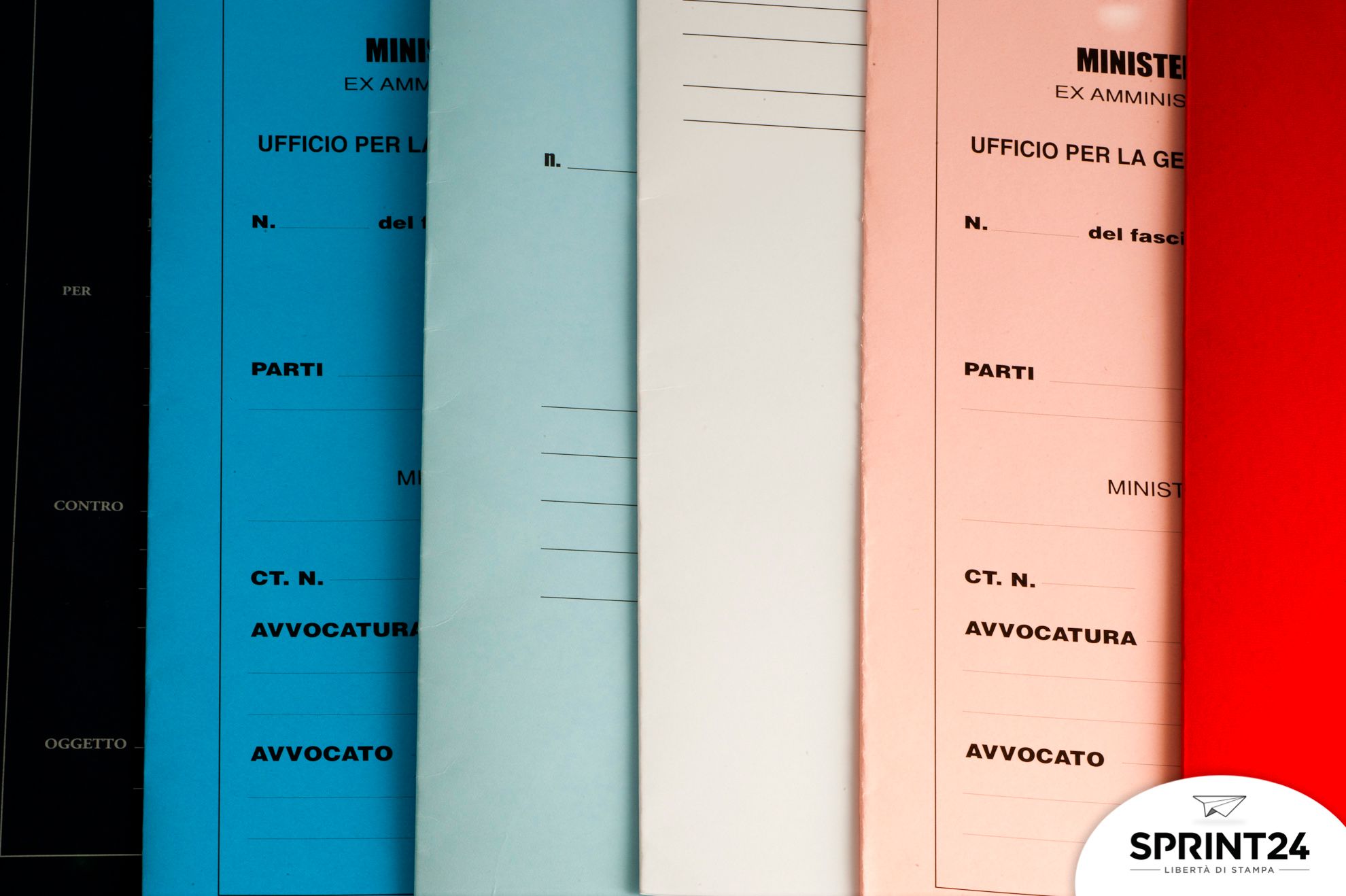 Explore our selection of simple folders without flaps in vibrant colors including black, blue, cream, pink, and red. Perfect for office, agency, and promotional presentations, these customizable document holders can feature UV coating, lamination, and embossed finishes to elevate your brand.