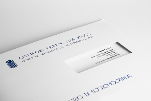 Die-cut archive folder featuring a transparent window to display documents or patient reports, ideal for medical centers and healthcare facilities. Printed in single color on 350 gsm matt coated paper for a professional presentation. Perfect for organizing and protecting important files in office environments.