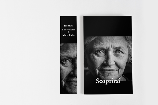 A coordinated black book cover and matching custom bookmark, both featuring an elderly woman's portrait and the title 'Scoprirsi il nuovo libro di Maria Ridse'. Sprint24 prints custom bookmarks coordinated with book covers — perfect for publishers, bookshops and book launch promotions where the bookmark extends the brand experience.