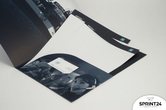 This A4 folder with interior pocket combines professional elegance with practical functionality for document organization. The contrast between dark exterior and clean white interior creates a premium impression ideal for business presentations and client communications. Perfect for enterprises seeking to enhance their professional image at first client meetings.
