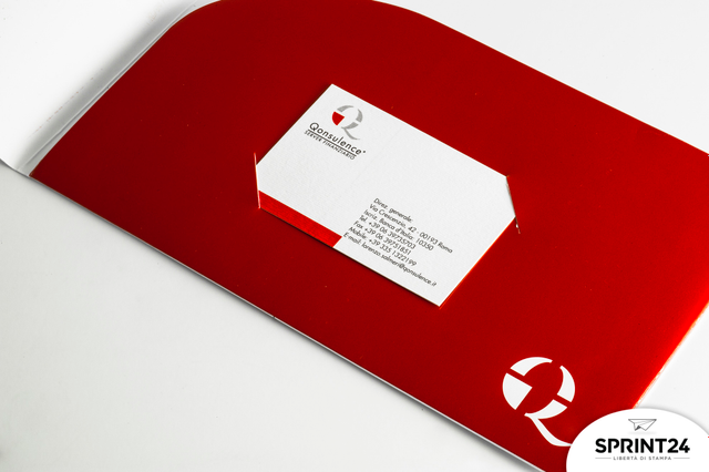 Red die-cut folder with visible pocket detail, featuring matt coated 350 gsm paper and 4-colour front print. The glued pocket design is ideal for document presentation in professional settings, real estate agencies, and corporate offices.