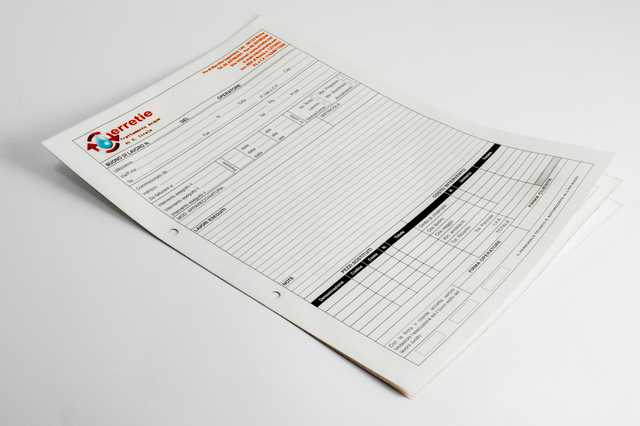 Professional carbon copy booklet featuring multiple white 60 gsm sheets with printed grid lines and 4-color header branding. The pad includes top-edge gluing and archive holes for organized record-keeping of invoices and receipts. Ideal for fiscal and numbered documentation in business operations.