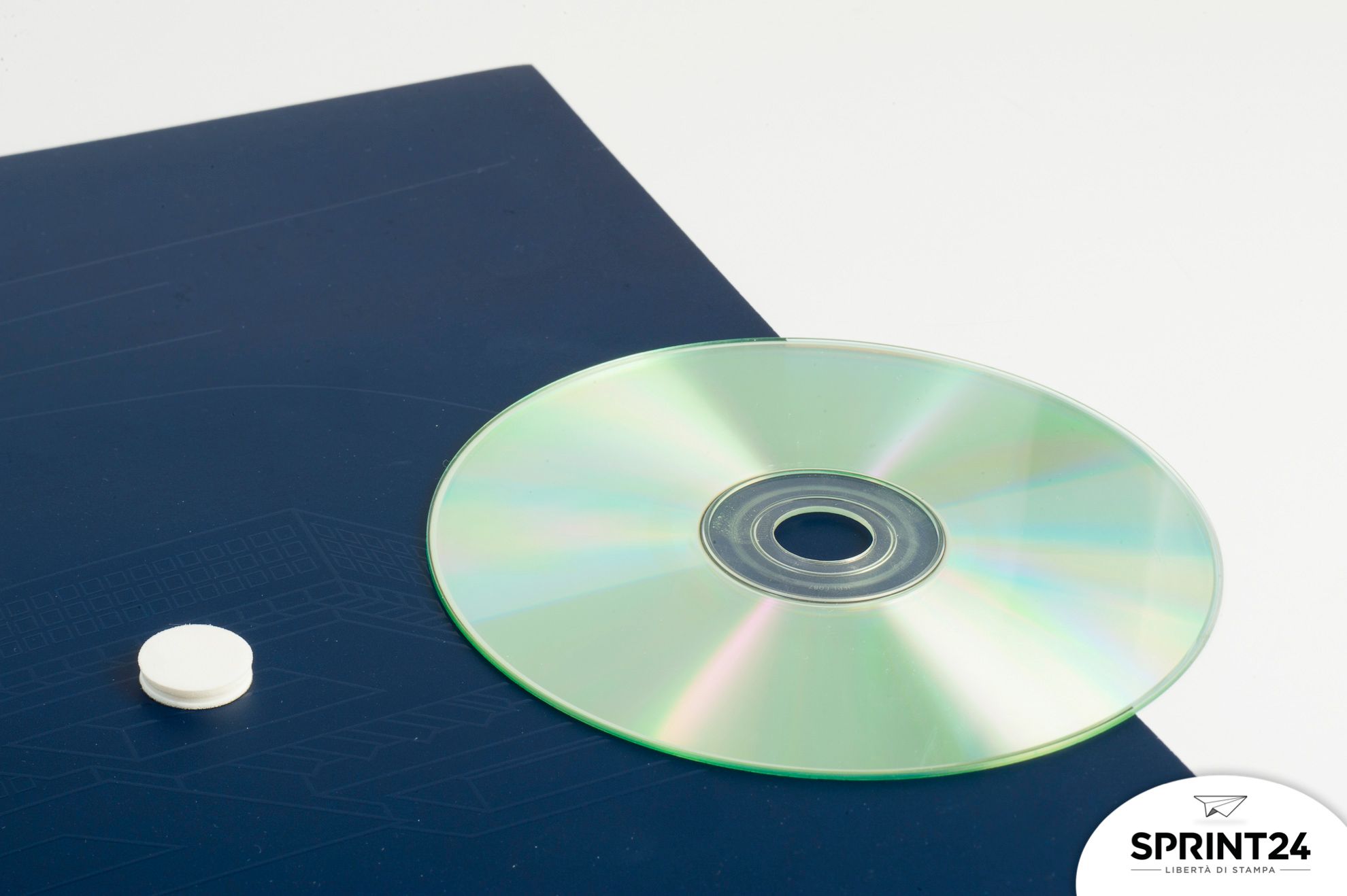 Online printing Firotek Folders: Print: 4 colours
Paper: matt coated 350 gsm
Processes: matt lamination; application of CD; 3-ply die-cutting
(CD application detail)