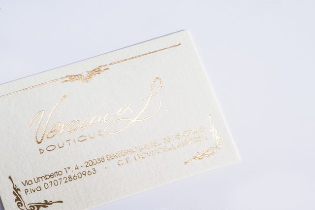 Online printing Veronica Business cards: Print: none
Paper: acquerello ivory 300 gsm
processes: gold hot foil stamping